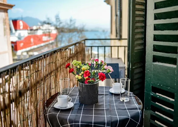 Flavia - Central Balcony Glimpse Of The Sea
